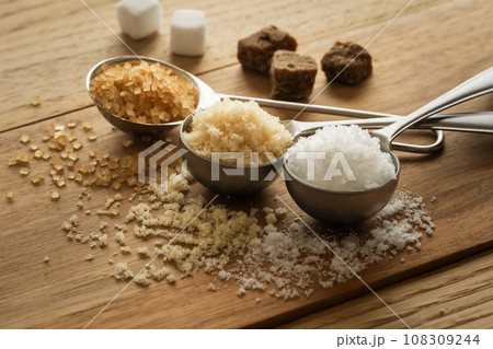 砂糖の種類　白砂糖　三温糖　ザラメ糖 108309244