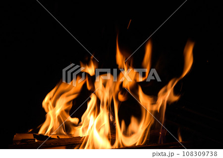 燃え上がる炎　焚火 108309738