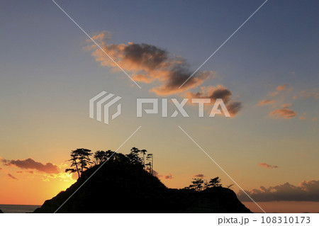 美しい堂ヶ島の夕焼け 美しい堂ヶ島の夕焼け 108310173