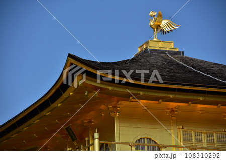 日本の京都 世界遺産の金閣寺 舎利殿のクローズアップ写真 屋根の上に飾られた金色の鳳凰 日本の京都 世界遺産の金閣寺 舎利殿のクローズアップ写真 屋根の上に飾られた金色の鳳凰 108310292