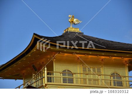 日本の京都　世界遺産の金閣寺　舎利殿のクローズアップ写真　屋根の上に飾られた金色の鳳凰 108310312