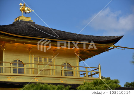 日本の京都　世界遺産の金閣寺　舎利殿のクローズアップ写真　屋根の上に飾られた金色の鳳凰 108310314