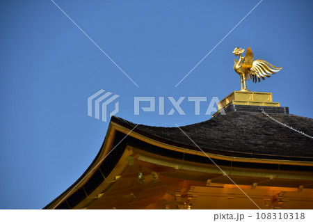 日本の京都　世界遺産の金閣寺　舎利殿のクローズアップ写真　屋根の上に飾られた金色の鳳凰 108310318