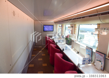 近鉄特急しまかぜのカフェ車両1階 108311063