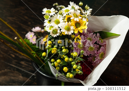 いけばな教室に届いた菊など花材の紙包み いけばな教室に届いた菊など花材の紙包み 108311512