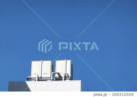 ビルの屋上に設置された高架水槽 108312020