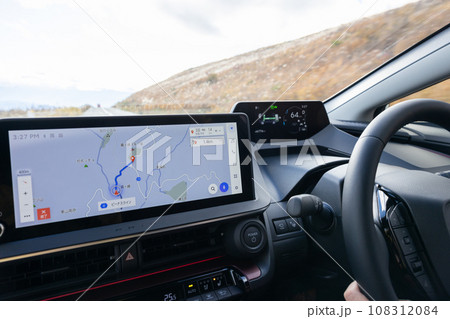 ヴィーナスラインを運転中の自動車の運転席のナビ画面 ヴィーナスラインを運転中の自動車の運転席のナビ画面 108312084