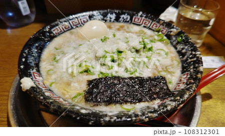 豚骨ラーメン こってり あぶら多い 豚骨ラーメン こってり あぶら多い 108312301