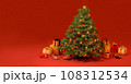 クリスマスツリーと沢山のプレゼントがある赤い背景 108312534
