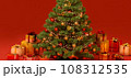 クリスマスツリーとプレゼントと赤い背景 108312535
