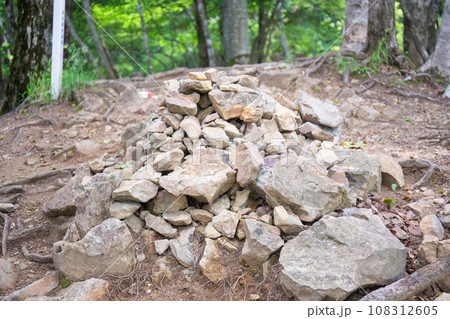 三頭山・中央峰の山頂に積まれた石（東京都西多摩郡檜原村） 108312605