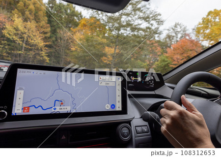 秋の道を運転中の自動車の運転席 秋の道を運転中の自動車の運転席 108312653