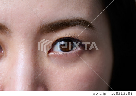 30代女性の目 108313582