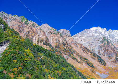 【秋素材】錦秋の上高地・梓川の清流【長野県】 108313680