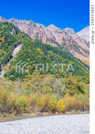 【秋素材】錦秋の上高地・梓川の清流【長野県】 108313681