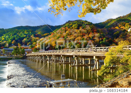朝日を浴びる京都市の紅葉した嵐山と渡月橋 朝日を浴びる京都市の紅葉した嵐山と渡月橋 108314184