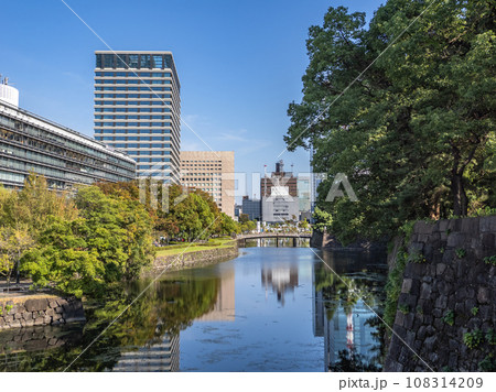 時代を超えた都市風景　江戸城跡・内堀に架かる平川橋とビル街 108314209
