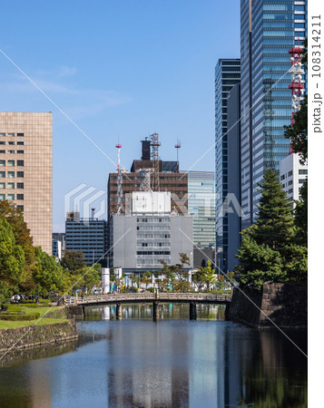 時代を超えた都市風景　江戸城跡・内堀に架かる平川橋とビル街 108314211