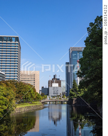 時代を超えた都市風景 江戸城跡・内堀に架かる平川橋とビル街 時代を超えた都市風景 江戸城跡・内堀に架かる平川橋とビル街 108314212