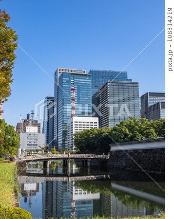 時代を超えた都市風景　江戸城跡・内堀に架かる平川橋とビル街 108314219