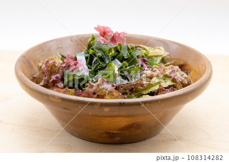 木のボールに入っている海藻サラダ 108314282