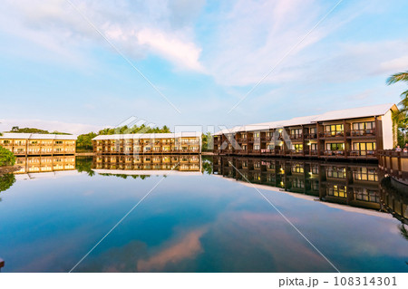 夕焼けのリゾートホテルの外観 夕焼けのリゾートホテルの外観 108314301