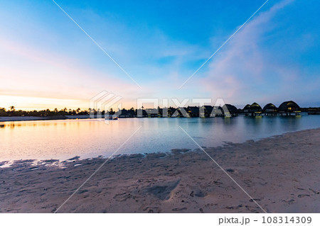 夕焼けのリゾートホテルの外観 108314309