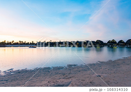 夕焼けのリゾートホテルの外観 108314310