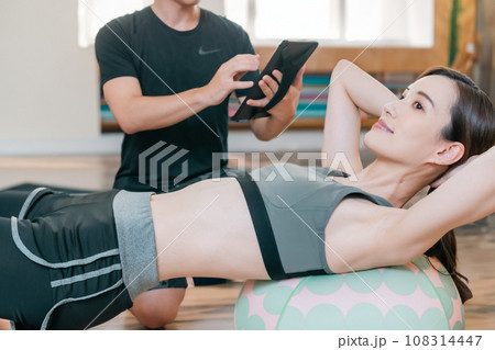 美尻トレーニングをする若い女性 108314447