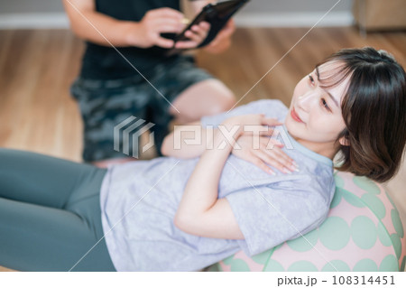 美尻トレーニングをする若い女性 美尻トレーニングをする若い女性 108314451