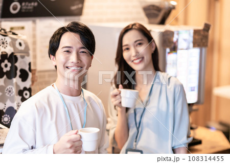 社員食堂で休憩をとる社員 社員食堂で休憩をとる社員 108314455