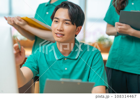 ユニフォームで働くビジネスチーム 108314467