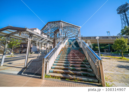 日本の横浜都市景観 横浜市営地下鉄 中川駅前(副名称・東京都市大横浜キャンパス前)などを望む 108314907