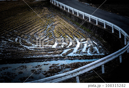 京都の冬、稲刈り後の田んぼに溜まった水が物憂げな冬空の色を映す美しい模様 京都の冬、稲刈り後の田んぼに溜まった水が物憂げな冬空の色を映す美しい模様 108315282