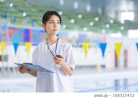 ストップウォッチを確認する水泳コーチ 108315432