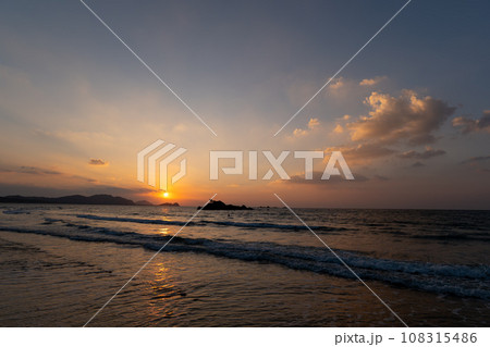 糸島半島から眺めた海に沈む夕日 108315486
