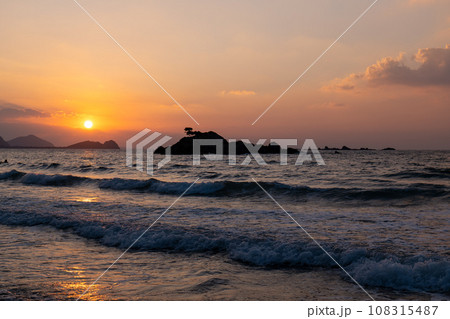 糸島半島から眺めた海に沈む夕日 糸島半島から眺めた海に沈む夕日 108315487