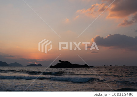 糸島半島から眺めた海に沈む夕日 糸島半島から眺めた海に沈む夕日 108315490