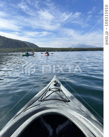 Kayak and canoe at Lake Saiko near Mt. Fuji. The calm water surface is calm and pleasant. Kayak and canoe at Lake Saiko near Mt. Fuji. The calm water surface is calm and pleasant. 108315910