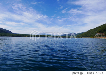Kayak and canoe at Lake Saiko near Mt. Fuji. The calm water surface is calm and pleasant. Kayak and canoe at Lake Saiko near Mt. Fuji. The calm water surface is calm and pleasant. 108315924