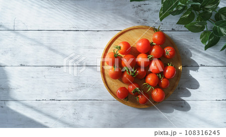 ミニトマト・陽のあたる白い木目テーブル 108316245