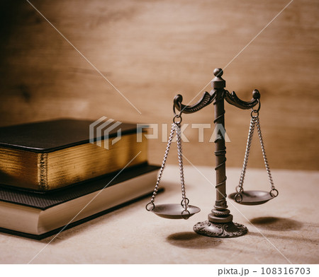 天秤が置かれている 108316703