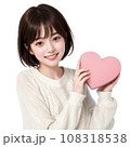 AIで生成したハートのバレンタインチョコの箱を持つ女の子 AIで生成したハートのバレンタインチョコの箱を持つ女の子 108318538