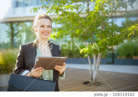 happy modern 40 years old woman worker near business center happy modern 40 years old woman worker near business center 108319182