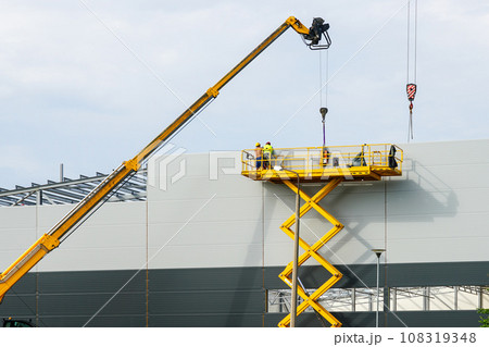 Sandwich panels wall assembly using telescopic boom crane and self propelled scissor lift platform Sandwich panels wall assembly using telescopic boom crane and self propelled scissor lift platform 108319348