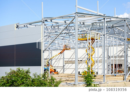 Steel frame structure assembly using self propelled scissor lift platform and articulating boom lift 108319356