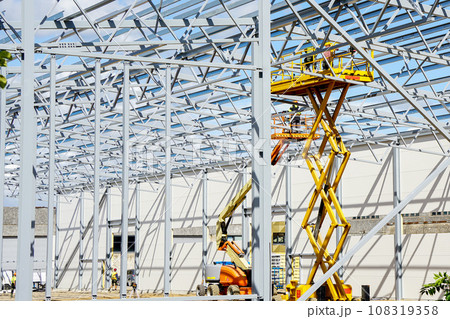Steel frame structure assembly using self propelled scissor lift platform and articulating boom lift 108319358
