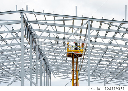 Complex large volume steel frame structure assembly using self propelled scissor lift platform Complex large volume steel frame structure assembly using self propelled scissor lift platform 108319371