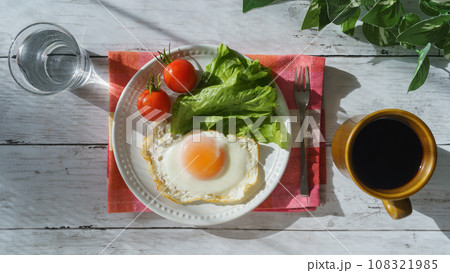 目玉焼きと野菜のプレートと珈琲・モーニングコーヒーのイメージ 108321985