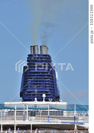 大阪港の豪華客船の煙突 大阪港の豪華客船の煙突 108321986
